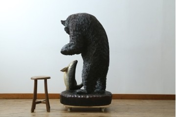 特大サイズ　高さ1m23cm　細部にまで彫り込まれた臨場感あふれる木彫りの熊　(R-077723)