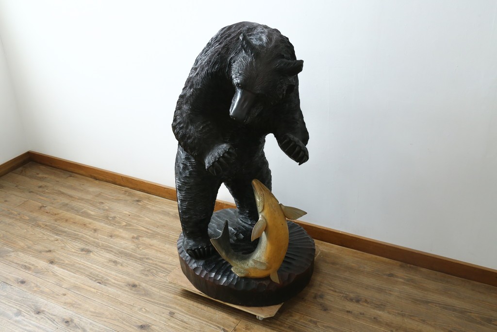 特大サイズ　高さ1m23cm　細部にまで彫り込まれた臨場感あふれる木彫りの熊　(R-077723)