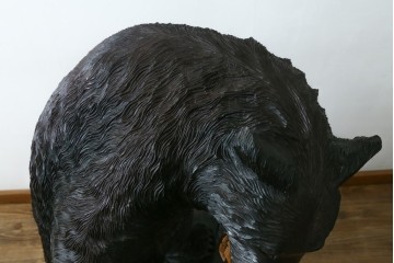 特大サイズ　高さ1m23cm　細部にまで彫り込まれた臨場感あふれる木彫りの熊　(R-077723)