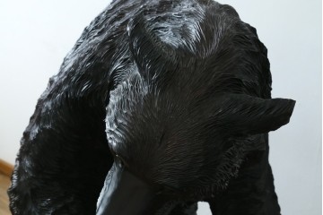 特大サイズ　高さ1m23cm　細部にまで彫り込まれた臨場感あふれる木彫りの熊　(R-077723)