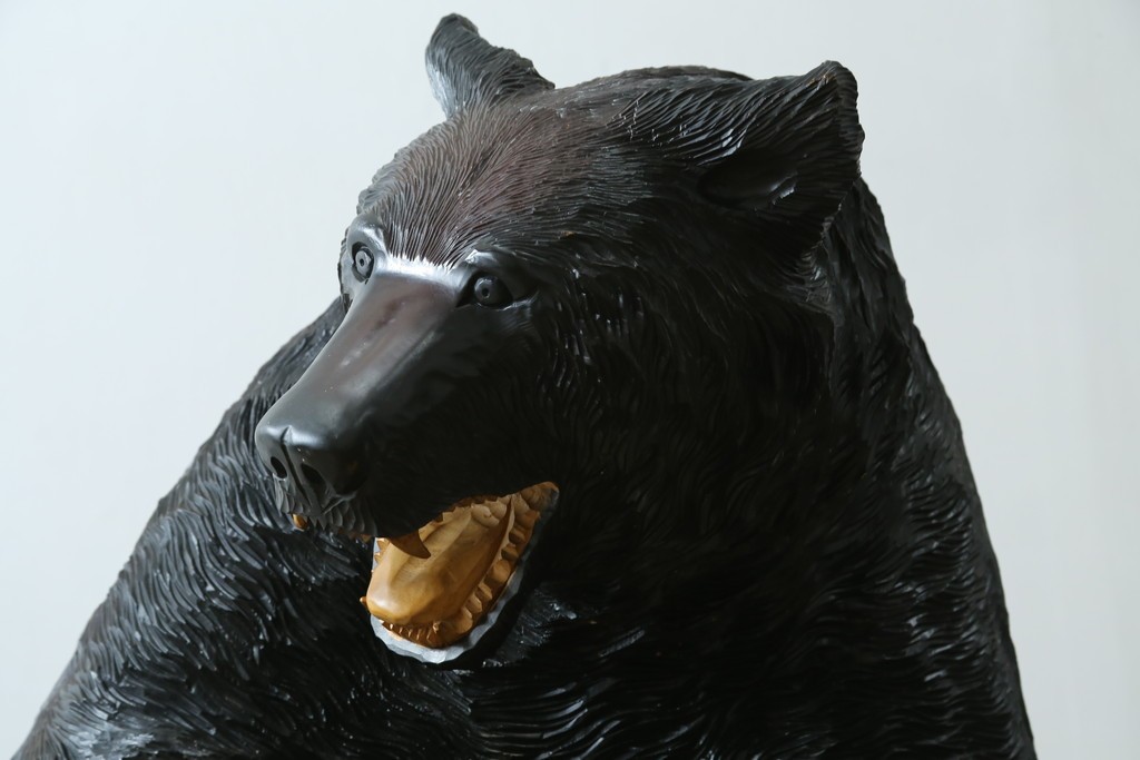 特大サイズ　高さ1m23cm　細部にまで彫り込まれた臨場感あふれる木彫りの熊　(R-077723)