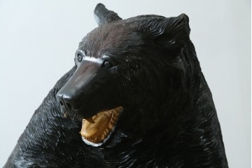 特大サイズ　高さ1m23cm　細部にまで彫り込まれた臨場感あふれる木彫りの熊　(R-077723)