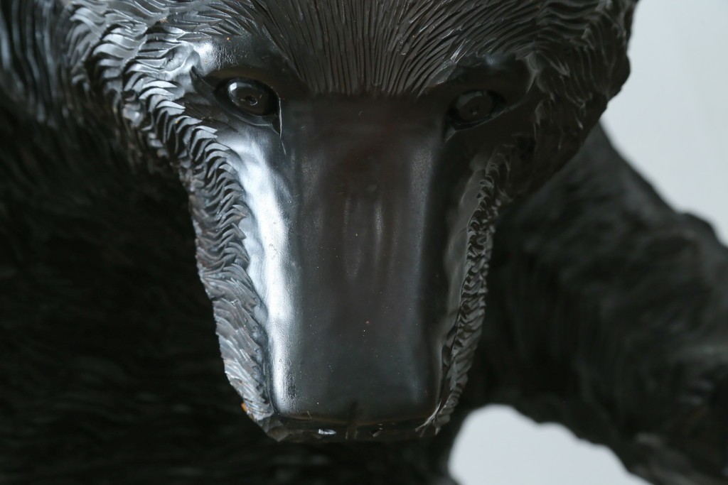 特大サイズ　高さ1m23cm　細部にまで彫り込まれた臨場感あふれる木彫りの熊　(R-077723)