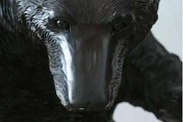 特大サイズ　高さ1m23cm　細部にまで彫り込まれた臨場感あふれる木彫りの熊　(R-077723)