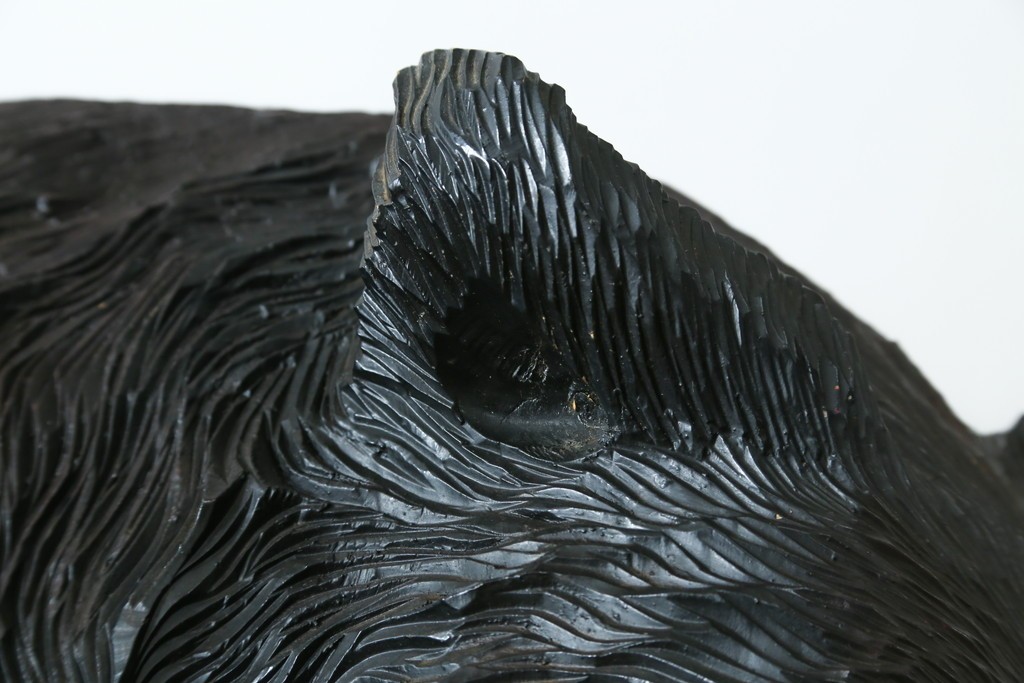 特大サイズ　高さ1m23cm　細部にまで彫り込まれた臨場感あふれる木彫りの熊　(R-077723)