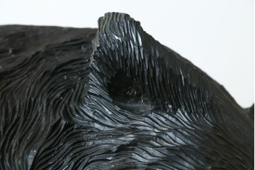 特大サイズ　高さ1m23cm　細部にまで彫り込まれた臨場感あふれる木彫りの熊　(R-077723)