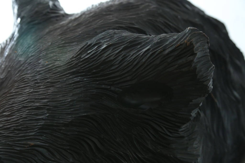 特大サイズ　高さ1m23cm　細部にまで彫り込まれた臨場感あふれる木彫りの熊　(R-077723)