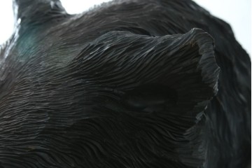 特大サイズ　高さ1m23cm　細部にまで彫り込まれた臨場感あふれる木彫りの熊　(R-077723)