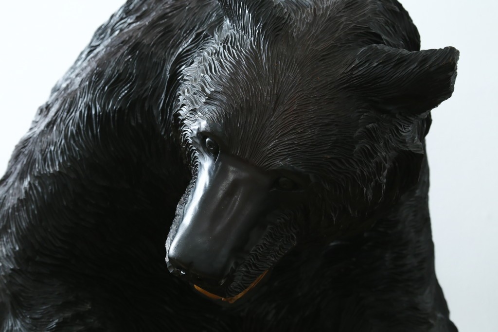 特大サイズ　高さ1m23cm　細部にまで彫り込まれた臨場感あふれる木彫りの熊　(R-077723)