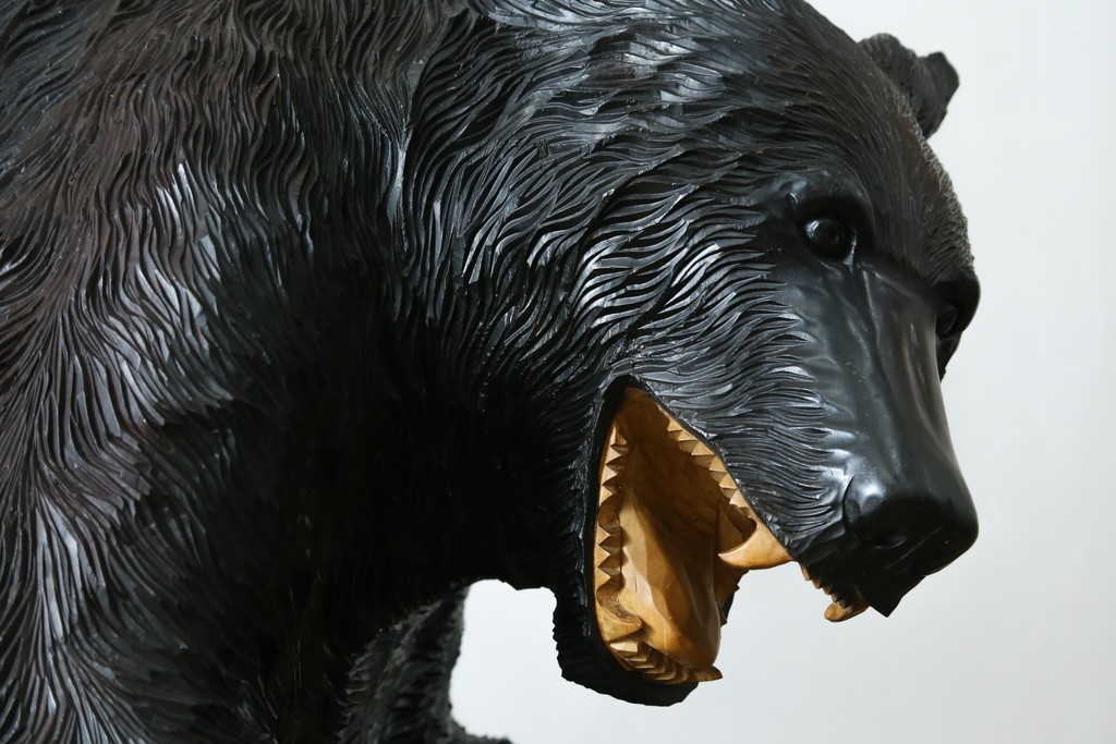 特大サイズ　高さ1m23cm　細部にまで彫り込まれた臨場感あふれる木彫りの熊　(R-077723)