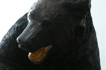 特大サイズ　高さ1m23cm　細部にまで彫り込まれた臨場感あふれる木彫りの熊　(R-077723)