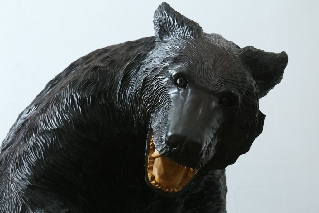 特大サイズ　高さ1m23cm　細部にまで彫り込まれた臨場感あふれる木彫りの熊　(R-077723)