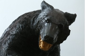 特大サイズ　高さ1m23cm　細部にまで彫り込まれた臨場感あふれる木彫りの熊　(R-077723)