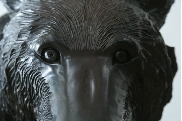 特大サイズ　高さ1m23cm　細部にまで彫り込まれた臨場感あふれる木彫りの熊　(R-077723)