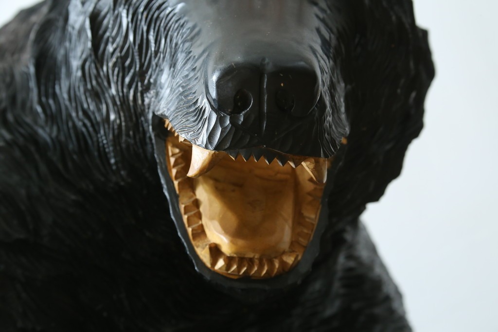 特大サイズ　高さ1m23cm　細部にまで彫り込まれた臨場感あふれる木彫りの熊　(R-077723)