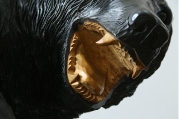 特大サイズ　高さ1m23cm　細部にまで彫り込まれた臨場感あふれる木彫りの熊　(R-077723)