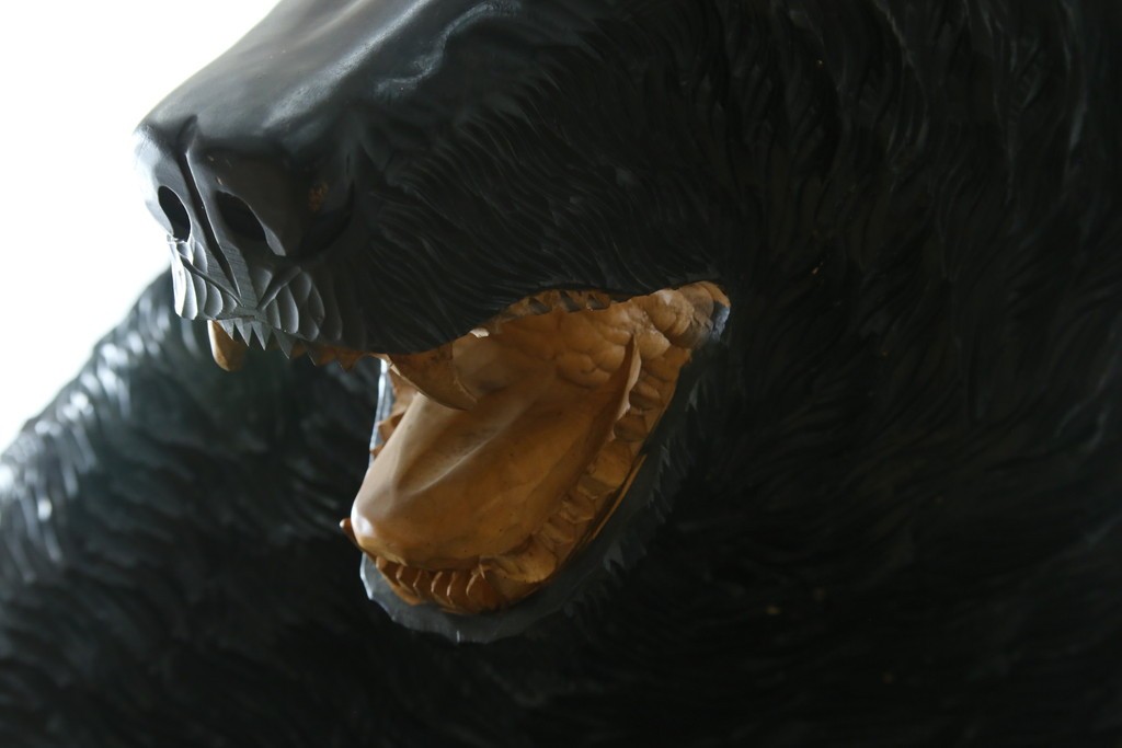 特大サイズ　高さ1m23cm　細部にまで彫り込まれた臨場感あふれる木彫りの熊　(R-077723)