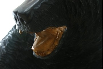 特大サイズ　高さ1m23cm　細部にまで彫り込まれた臨場感あふれる木彫りの熊　(R-077723)