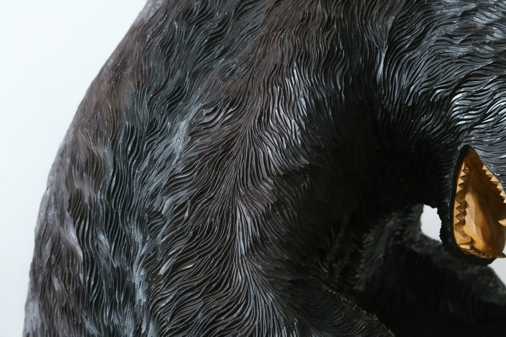 特大サイズ　高さ1m23cm　細部にまで彫り込まれた臨場感あふれる木彫りの熊　(R-077723)