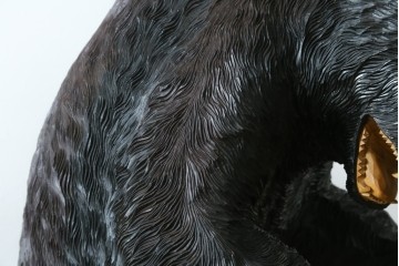 特大サイズ　高さ1m23cm　細部にまで彫り込まれた臨場感あふれる木彫りの熊　(R-077723)