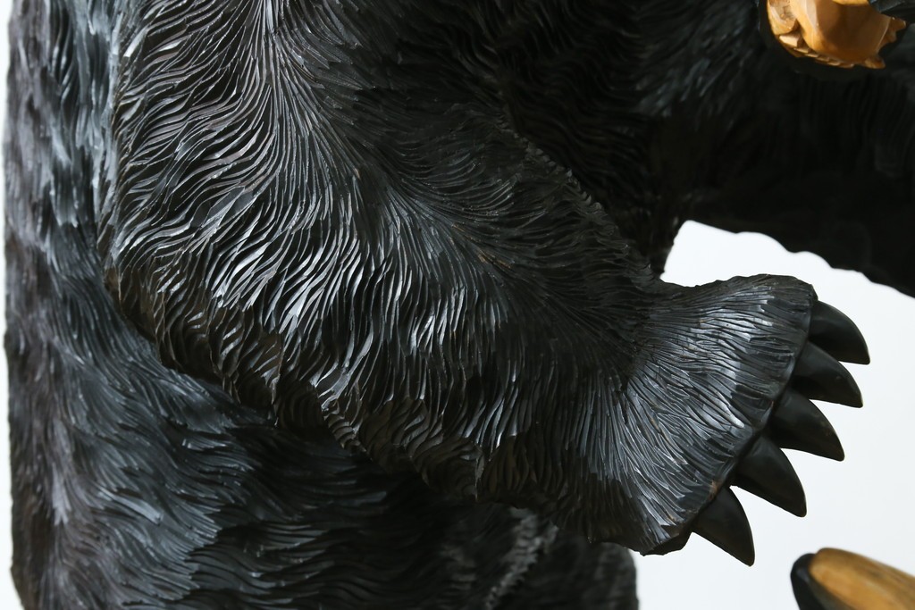 特大サイズ　高さ1m23cm　細部にまで彫り込まれた臨場感あふれる木彫りの熊　(R-077723)