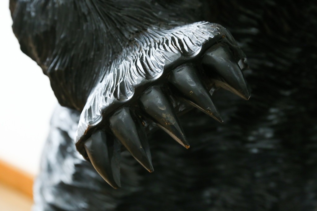 特大サイズ　高さ1m23cm　細部にまで彫り込まれた臨場感あふれる木彫りの熊　(R-077723)