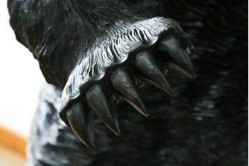 特大サイズ　高さ1m23cm　細部にまで彫り込まれた臨場感あふれる木彫りの熊　(R-077723)