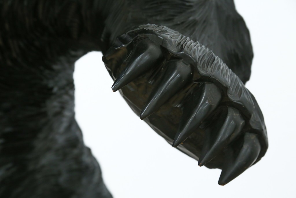 特大サイズ　高さ1m23cm　細部にまで彫り込まれた臨場感あふれる木彫りの熊　(R-077723)