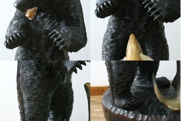 特大サイズ　高さ1m23cm　細部にまで彫り込まれた臨場感あふれる木彫りの熊　(R-077723)