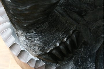 特大サイズ　高さ1m23cm　細部にまで彫り込まれた臨場感あふれる木彫りの熊　(R-077723)