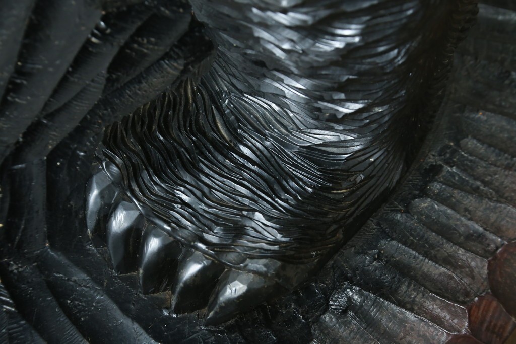 特大サイズ　高さ1m23cm　細部にまで彫り込まれた臨場感あふれる木彫りの熊　(R-077723)