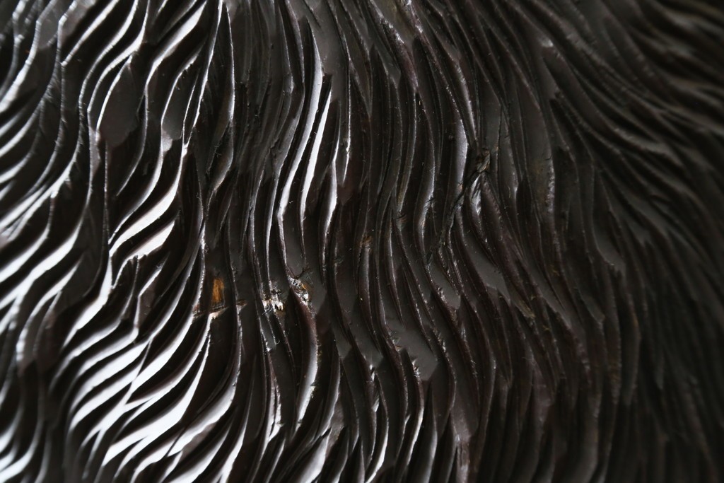 特大サイズ　高さ1m23cm　細部にまで彫り込まれた臨場感あふれる木彫りの熊　(R-077723)