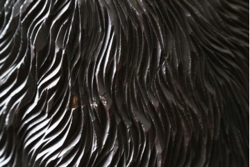 特大サイズ　高さ1m23cm　細部にまで彫り込まれた臨場感あふれる木彫りの熊　(R-077723)