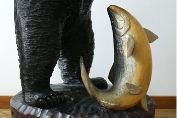 特大サイズ　高さ1m23cm　細部にまで彫り込まれた臨場感あふれる木彫りの熊　(R-077723)