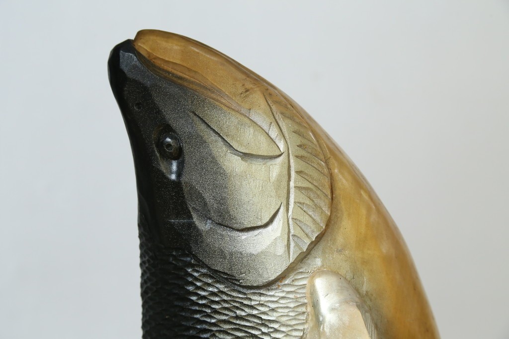 特大サイズ　高さ1m23cm　細部にまで彫り込まれた臨場感あふれる木彫りの熊　(R-077723)