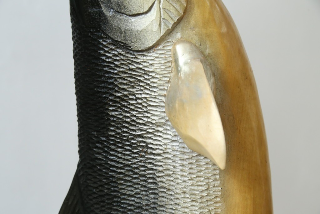 特大サイズ　高さ1m23cm　細部にまで彫り込まれた臨場感あふれる木彫りの熊　(R-077723)