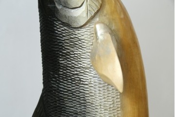 特大サイズ　高さ1m23cm　細部にまで彫り込まれた臨場感あふれる木彫りの熊　(R-077723)