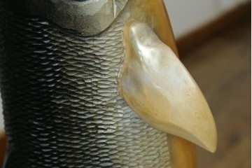 特大サイズ　高さ1m23cm　細部にまで彫り込まれた臨場感あふれる木彫りの熊　(R-077723)