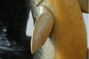 特大サイズ　高さ1m23cm　細部にまで彫り込まれた臨場感あふれる木彫りの熊　(R-077723)