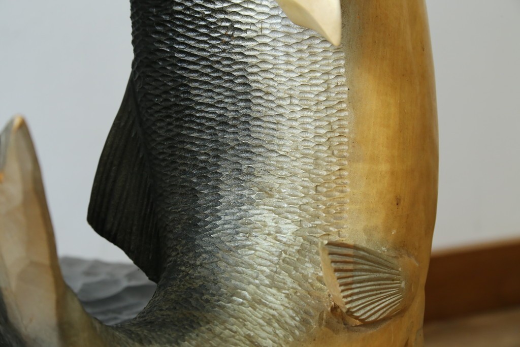 特大サイズ　高さ1m23cm　細部にまで彫り込まれた臨場感あふれる木彫りの熊　(R-077723)