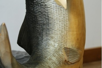 特大サイズ　高さ1m23cm　細部にまで彫り込まれた臨場感あふれる木彫りの熊　(R-077723)