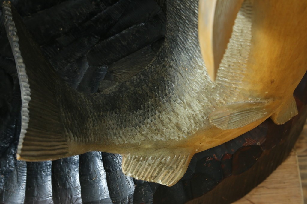 特大サイズ　高さ1m23cm　細部にまで彫り込まれた臨場感あふれる木彫りの熊　(R-077723)