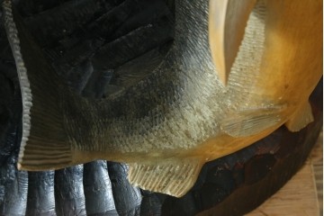 特大サイズ　高さ1m23cm　細部にまで彫り込まれた臨場感あふれる木彫りの熊　(R-077723)