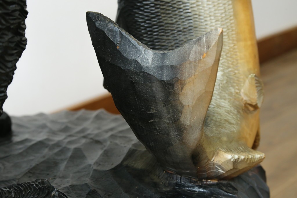 特大サイズ　高さ1m23cm　細部にまで彫り込まれた臨場感あふれる木彫りの熊　(R-077723)