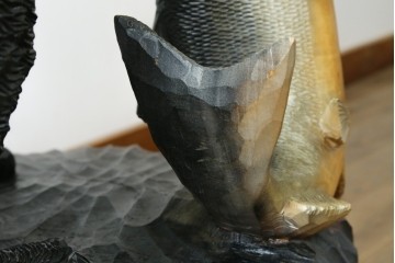 特大サイズ　高さ1m23cm　細部にまで彫り込まれた臨場感あふれる木彫りの熊　(R-077723)