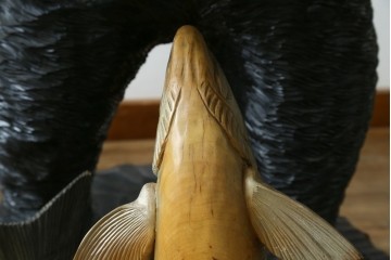 特大サイズ　高さ1m23cm　細部にまで彫り込まれた臨場感あふれる木彫りの熊　(R-077723)