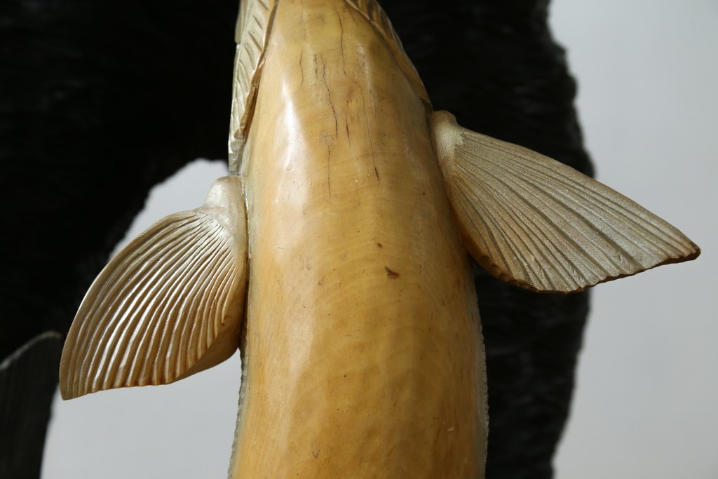 特大サイズ　高さ1m23cm　細部にまで彫り込まれた臨場感あふれる木彫りの熊　(R-077723)