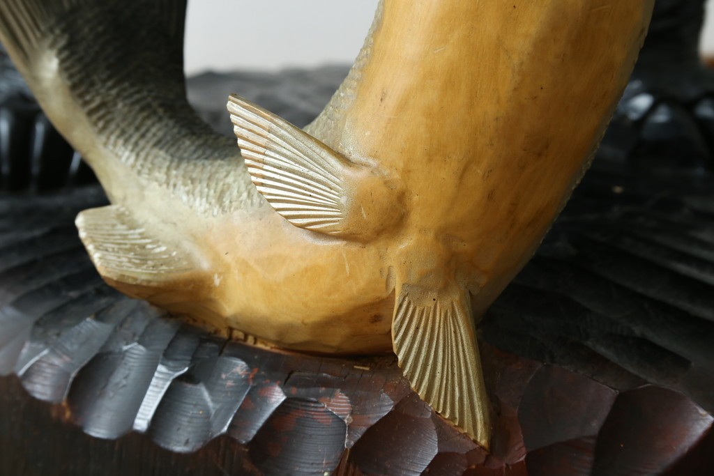 特大サイズ　高さ1m23cm　細部にまで彫り込まれた臨場感あふれる木彫りの熊　(R-077723)