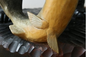 特大サイズ　高さ1m23cm　細部にまで彫り込まれた臨場感あふれる木彫りの熊　(R-077723)