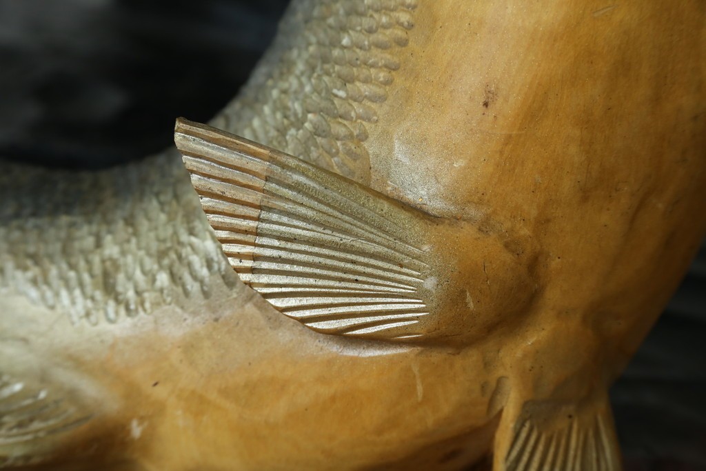 特大サイズ　高さ1m23cm　細部にまで彫り込まれた臨場感あふれる木彫りの熊　(R-077723)